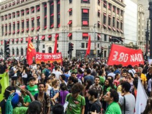 brezilya-eylem-polis-saldiri-AA