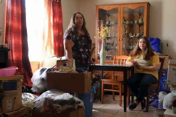 Betsy Rubio ve kızı Anahi Rubio, Brownsville Teksas’taki interneti olmayan evlerinde (26 Mart 2020).